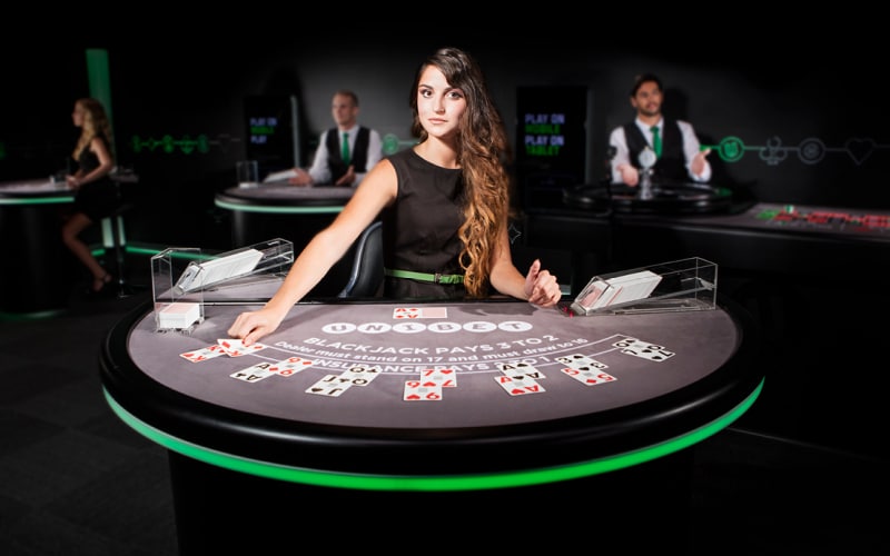 vrouw deelt kaarten unibet casino